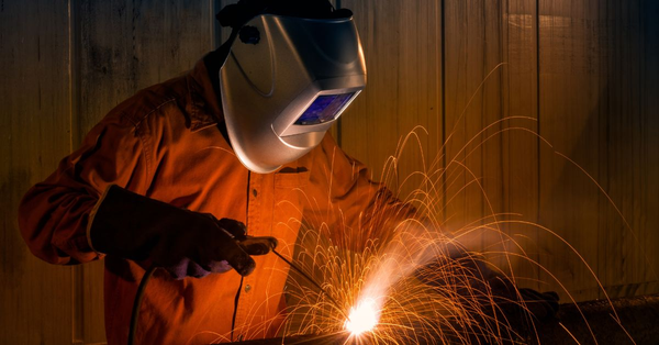 Welche Sicherheitskontrollen müssen an Schweißgeräten durchgeführt werden?